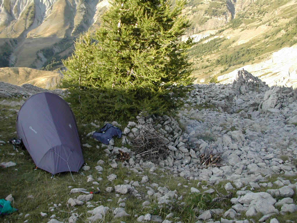Dscn1447 2me bivouac sur la montagne de Boulle Alt 2300m.jpg (188173 octets)